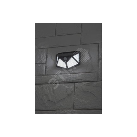 Фасадный светильник с датч. движ. и 4-мя плоск. освещ., на солн. бат.100 LED,300 lm ERAFS100-04